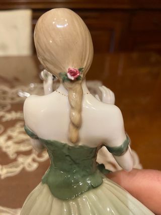 Statuina Royal Doulton con fiore