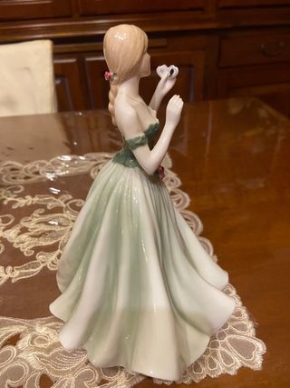 Statuina Royal Doulton con fiore