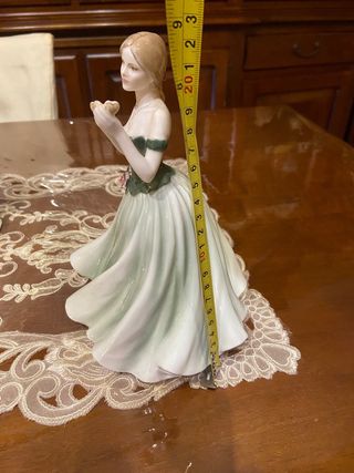 Statuina Royal Doulton con fiore