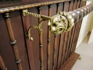 Recibidor antiguo madera y bronce. Mueble perchero