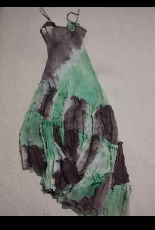 Vestido largo con volantes. Jeff Gallano