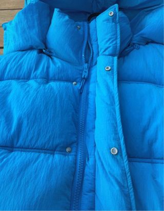 Chaquetón azul con capucha