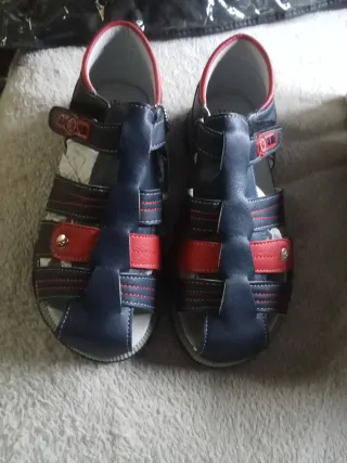 Chanclas niño azul y rojo nuevas