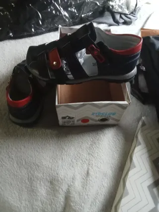 Chanclas niño azul y rojo nuevas