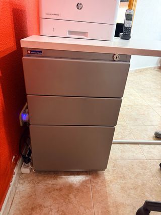 Mesa de oficina en L con cajoneras