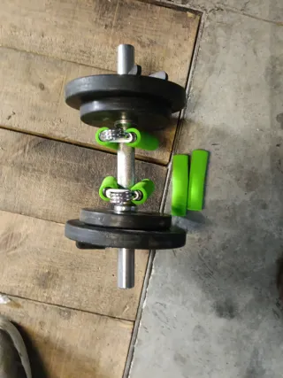Pesas de gimnasio con agarres verdes