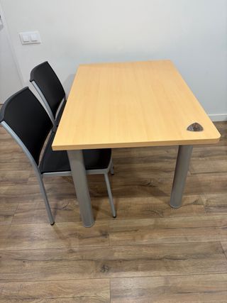 Escritorio madera y 2 sillas