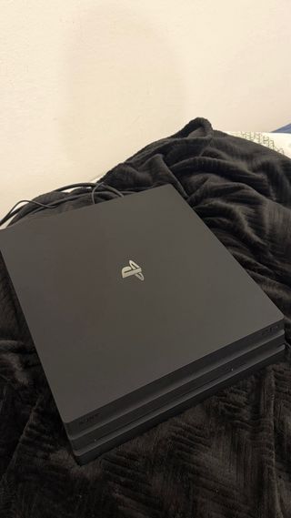 PlayStation 4 Pro slim  + 2 Controller + 3 Giochi