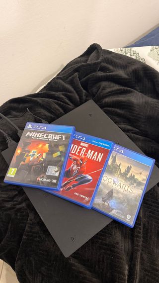 PlayStation 4 Pro slim  + 2 Controller + 3 Giochi