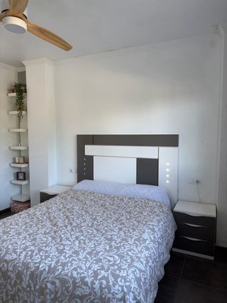 Dormitorio: cabecero + 2 mesitas + cómoda