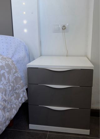 Dormitorio: cabecero + 2 mesitas + cómoda