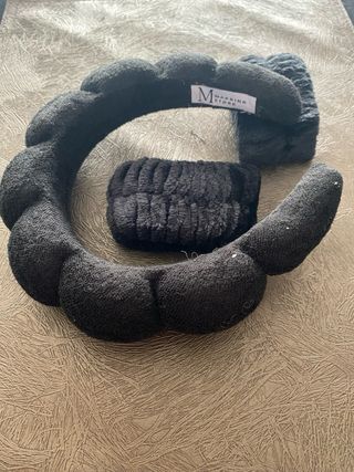 Diadema y 2 puñeras hechas a mano