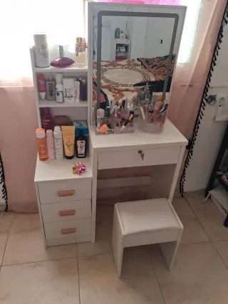 Tocador blanco y dorado con espejo