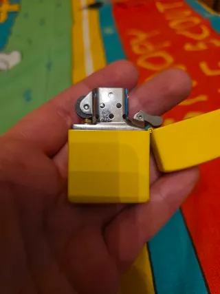 Accendino Zippo Teschio Giallo