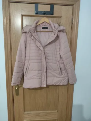 Abrigo acolchado rosa con capucha