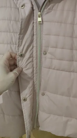 Abrigo acolchado rosa con capucha