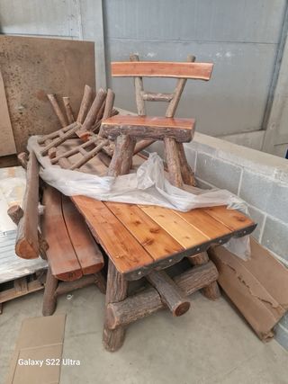 Mesa artesanal de madera con bancos y sillas
