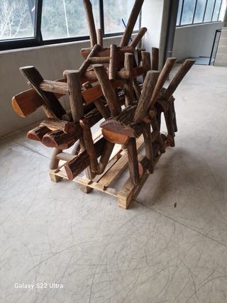 Mesa artesanal de madera con bancos y sillas