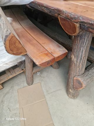 Mesa artesanal de madera con bancos y sillas