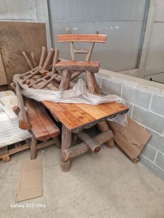 Mesa artesanal de madera con bancos y sillas
