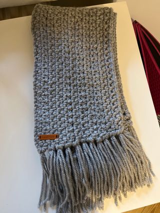 Bufanda gris hecha a mano
