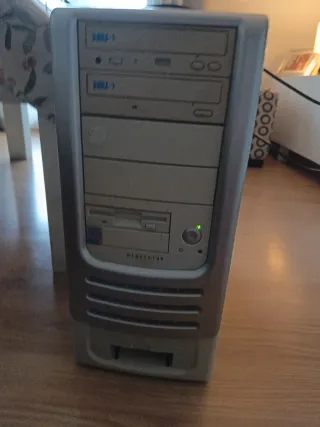 PC con monitor Samsung SyncMaster 152v con teclado