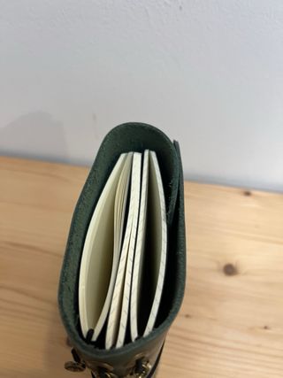 Funda de cuero verde con llave