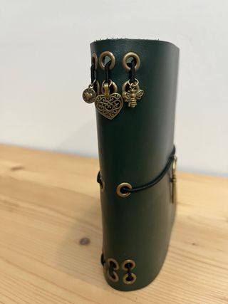 Funda de cuero verde con llave