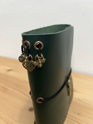 Funda de cuero verde con llave