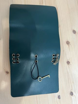 Funda de cuero verde con llave
