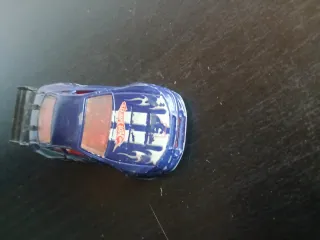 Coche Hot Wheels azul con alerón
