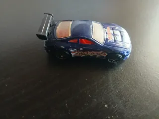 Coche Hot Wheels azul con alerón