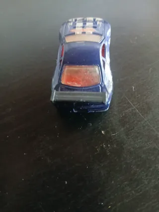 Coche Hot Wheels azul con alerón