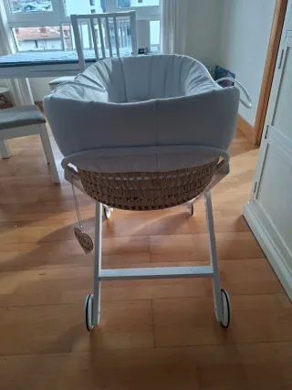Moisés Cuna Mimbre con Soporte Blanco