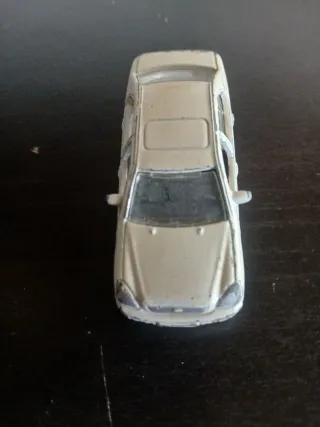 Coche de juguete blanco