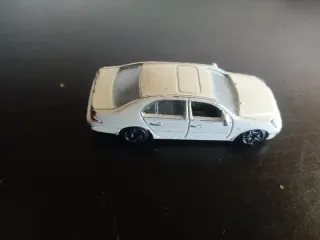 Coche de juguete blanco