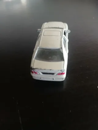 Coche de juguete blanco