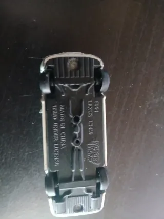 Coche de juguete blanco