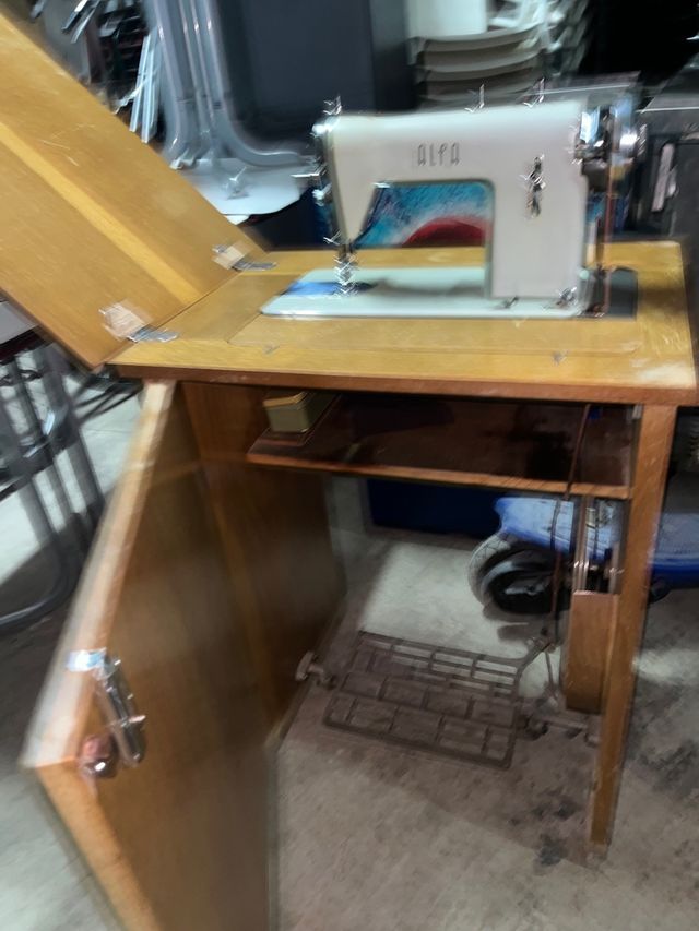 Mesa de costura Alfa con máquina