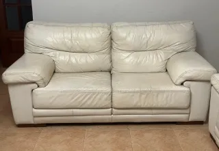 Sofá de piel color crema