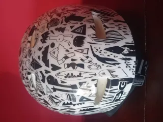 Casco con diseño divertido