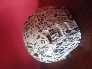 Casco con diseño divertido