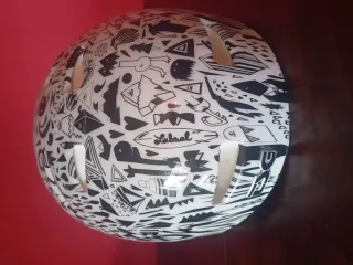 Casco con diseño divertido