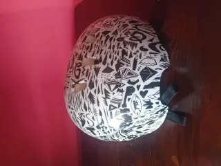 Casco con diseño divertido