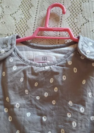 Saco dormir bebé gris lunares blancos