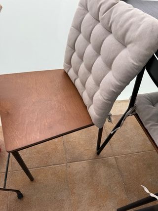 Mesa y 4 sillas de hierro negro y madera