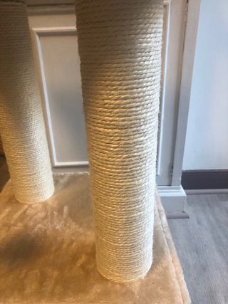 Árbol para gatos con casa y poste rascador.