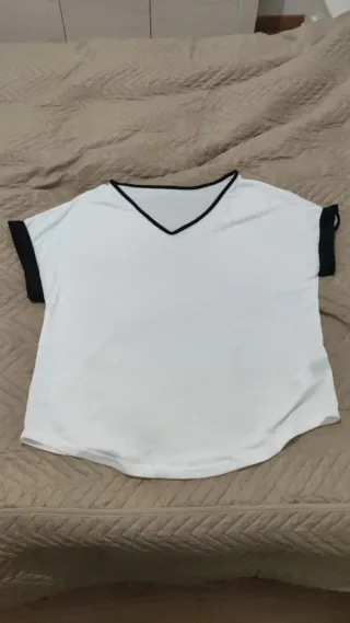 Camiseta blanca cuello pico ribetes negros