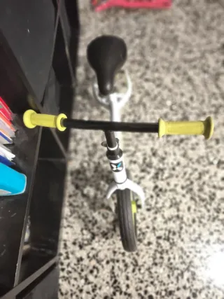 Bicicleta de aprendizaje Btwin blanca y verde