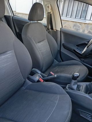 Peugeot 208 - 34000KM - 1.6 BlueHDI 75CV Access